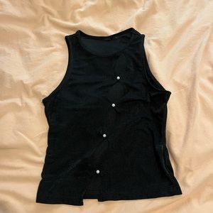 Black keyhole top with pearl accents